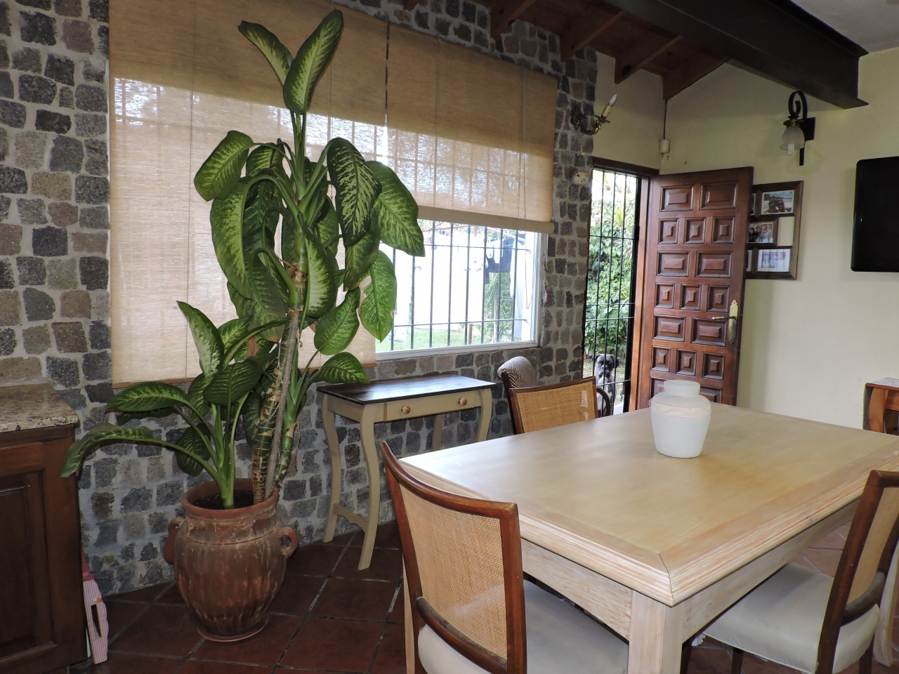 Cocina comedor integrada,estilo rústico